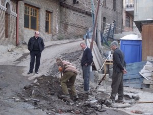 Создать мем: уборка территории, обрушилась стена в смоленске, копает вася картинка