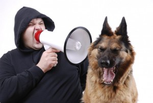 Создать мем: человек кричит на собаку, собака дрессировка, собака с микрофоном