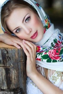 Создать мем: русская красавица, женские славянские имена, павлопосадский платок