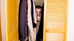Создать мем: человек шкаф, прячется в шкафу, любовник в шкафу