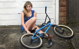 Создать мем: велосипед 240 на 400, девушки с велосипедом обои, девушки на велосипедах с литыми дисками для заставки