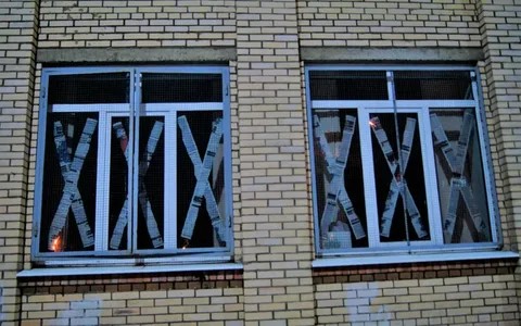 Создать мем: окна блокадного ленинграда, металлические решетки на окна, внутренние решетки на окна