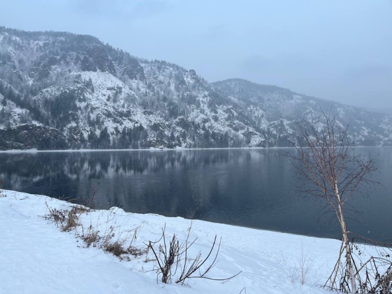 Create meme: the building , mountain lake Gremyachinsk, Teletskoye lake in winter