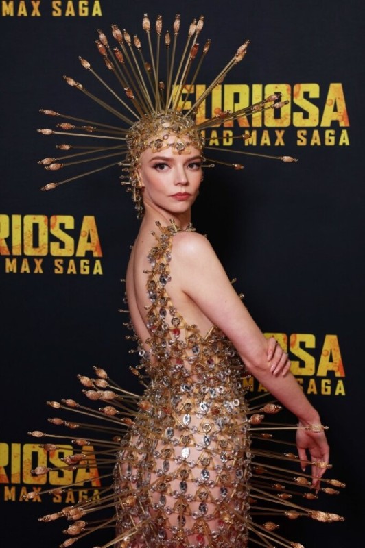 Создать мем: furiosa a mad max saga, необычные наряды, anya taylor