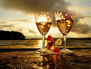Создать мем: шампанское на берегу моря на закате, два бокала, вино на море вечером
