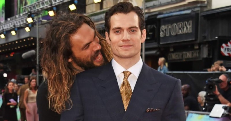 Create meme: Henry Cavill and momoa, Momoa Jason, Jason Momoa sneaks up on Henry Cavill