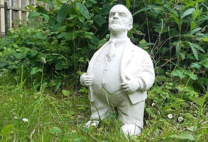 Create meme: Lenin monument , bust of Lenin monument, The garden gnome Lenin