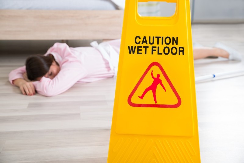 Создать мем: осторожно мокрый пол, осторожно мокрый пол табличка, швабра caution wet floor