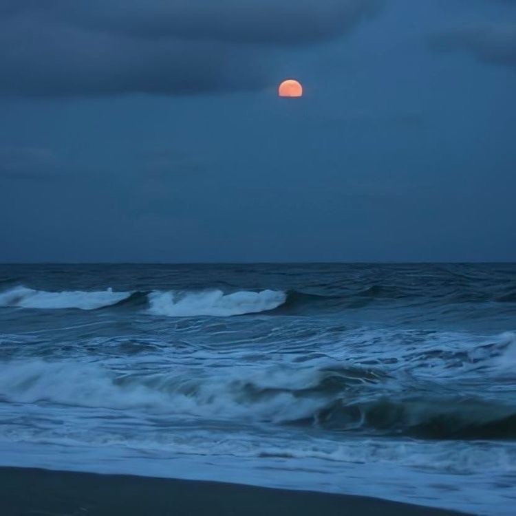 Создать мем: моря луны, ночное море, море волны ночь