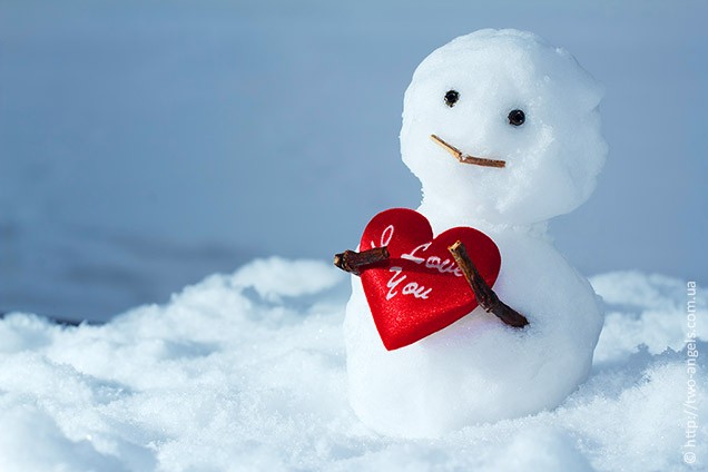 Создать мем: зима любовь, снеговик с сердечком, снеговики любовь