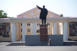 Создать мем: дк города гуково гуковская, памятник ленину в калтане, памятник ленину киреевск