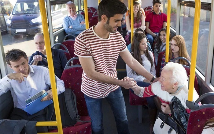 Создать мем: люди в автобусе, пассажир в автобусе, поведение в общественном транспорте