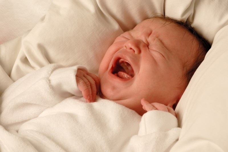 Создать мем: колики у новорожденного симптомы, младенец плачет, новорождённый