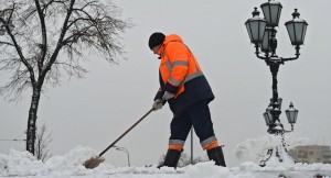 Создать мем: снег в парке, убирают снег, уборка снега нарьян мар