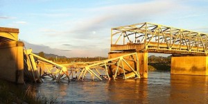 Создать мем: мост, breaking bridge, мост через реку витим рухнул