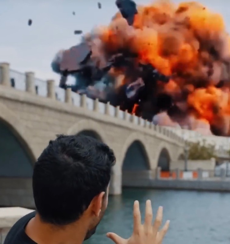 Создать мем: взрыв, взрыв на крымском мосту, сжигающие заводы