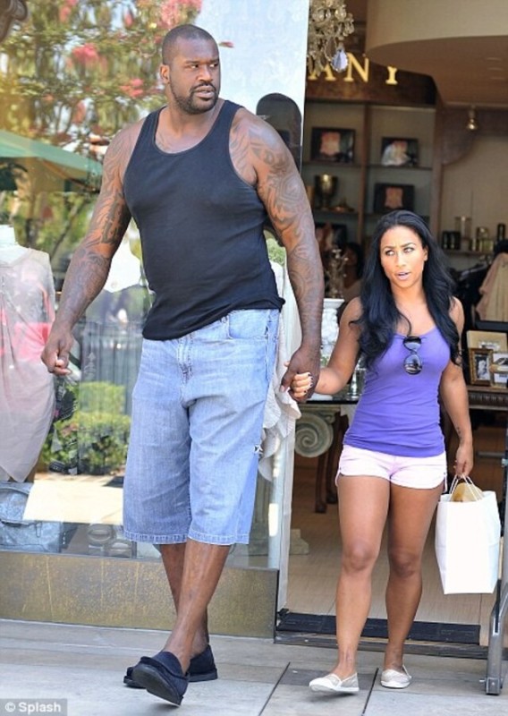 Create meme: Shaquille O'Neal and his wife, Shaquille Oneal and his wife, Shaquille Oneal is 216 cm tall