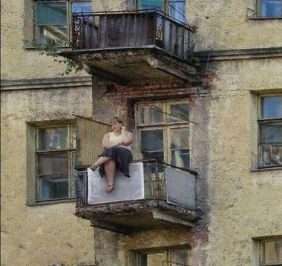 Создать мем: сидя на балконе, на балкон, загорает на балконе