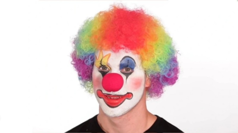 Создать мем: клоун макияж, человек в гриме клоуна, клоун красится
