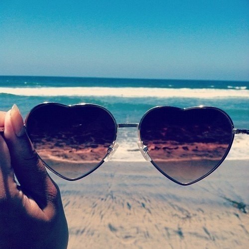 Девушки, море, пляж, сердца. Изображение xpx