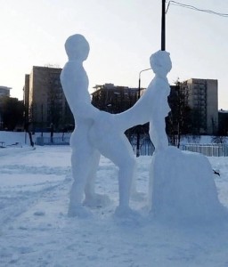 Создать мем: скульптура на 8 марта из снега, из снега фигуры, снежная баба скульптура