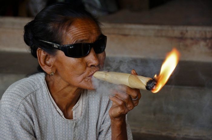 Создать мем: бабушка курит трубку, бабка с сигаретой, курящая бабушка