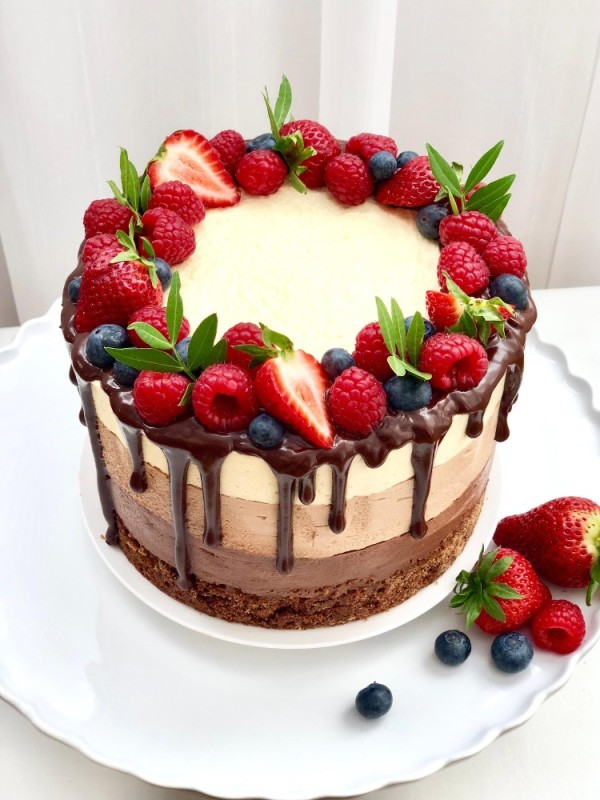 Создать мем: торт украшен ягодами, торт ягодами, торт с ягодами сверху