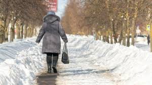 Создать мем: зимнее, девушка на тротуаре зимой, снег в россии