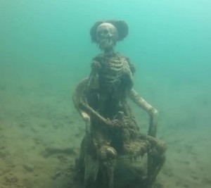 Создать мем: самые страшные находки под водой, находки под водой, скелеты на дне моря