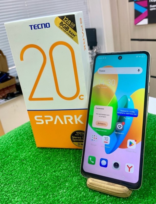 Create meme: tecno spark smartphone, tecno spark go 2024 smartphone, tecno spark go smartphone