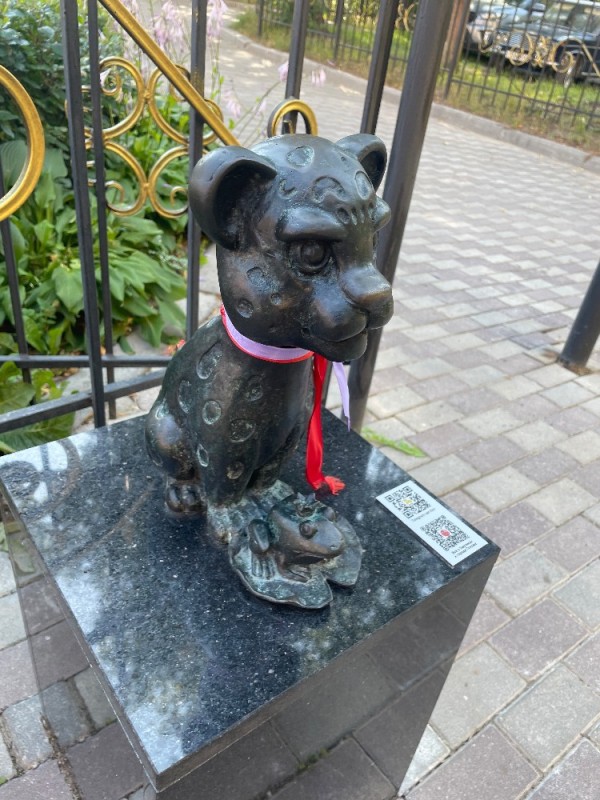 Create meme: monument to dogs, monument to Gavrusha in St. Petersburg, Hachiko monument