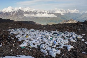 Создать мем: свалка, гора мусора в центре ледника, горы мусора
