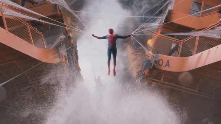 Создать мем: человек-паук: возвращение домой фильм 2017, человек паук спасает поезд, человек паук возвращение