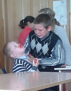 Создать мем: мальчик в школе, мальчик, школьник держит другого школьника с разбитым носом