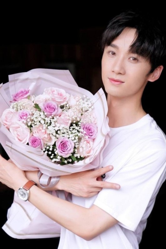 Create meme: chinese actors, bouquet , korean actors