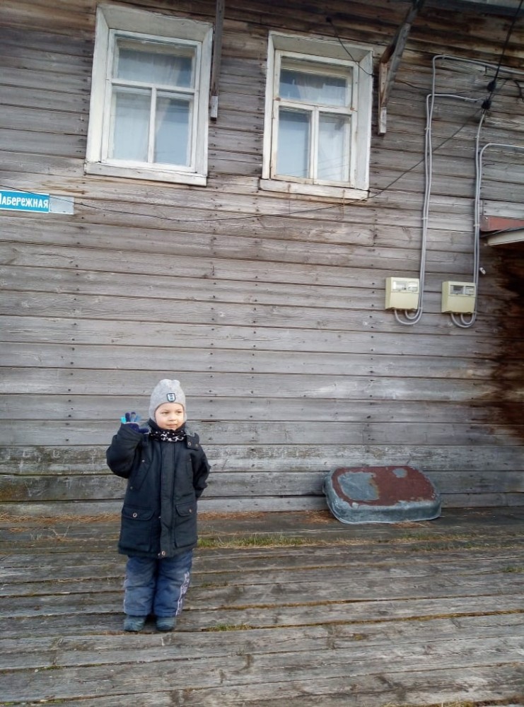 Лица деревни. Бараки. Бараки в Ревде. Деревенский интернет. Фотосессия мальчик в деревне.