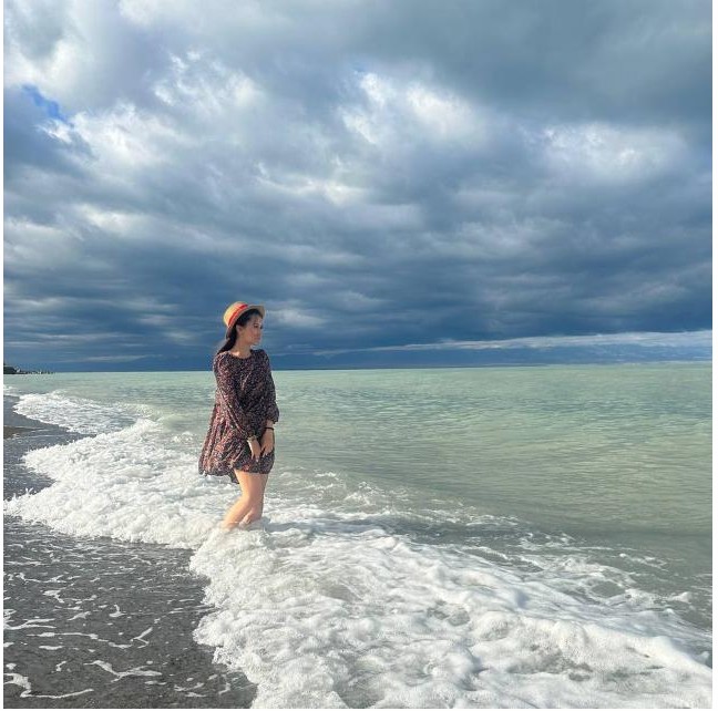 Create meme: girl , woman , Alyona by the sea