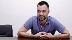 Создать мем: актер виталий, александр арестович, арестович борис владимирович калининград