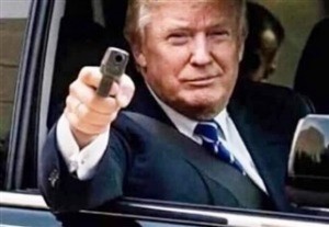 Создать мем: трамп с пистолетом, donald trump thumbs up, трамп с ружьем