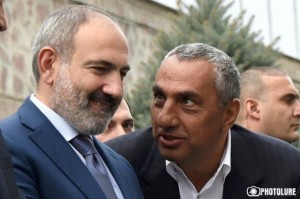 Создать мем: мнацаканян пашинян, премьер министр армении, пашинян