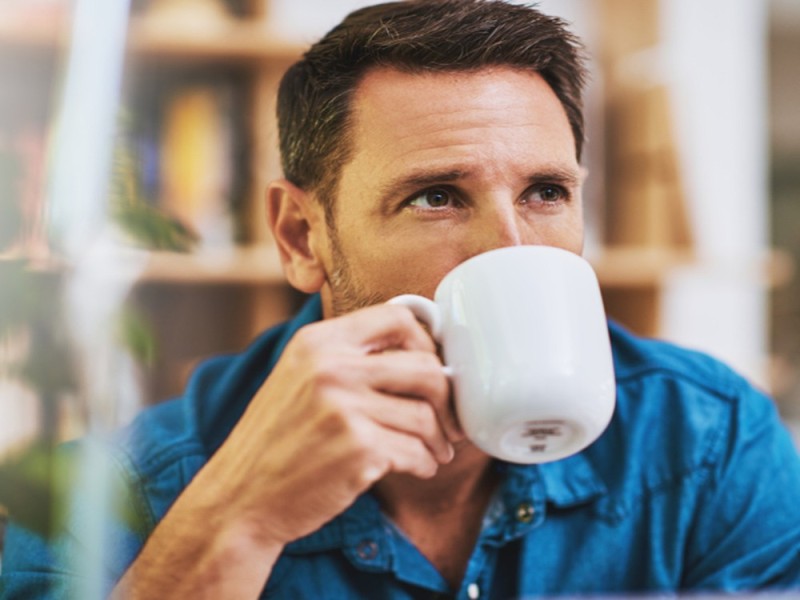 Создать мем: пить кофе, пью чай, мужчина пьет кофе