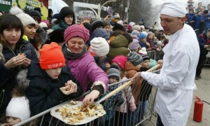 Создать мем: масленица, блины с лопаты, блины на лопате масленица