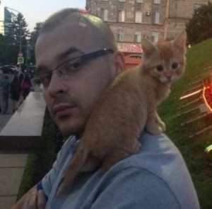 Создать мем: тесак 2001, рыжий котенок, человек