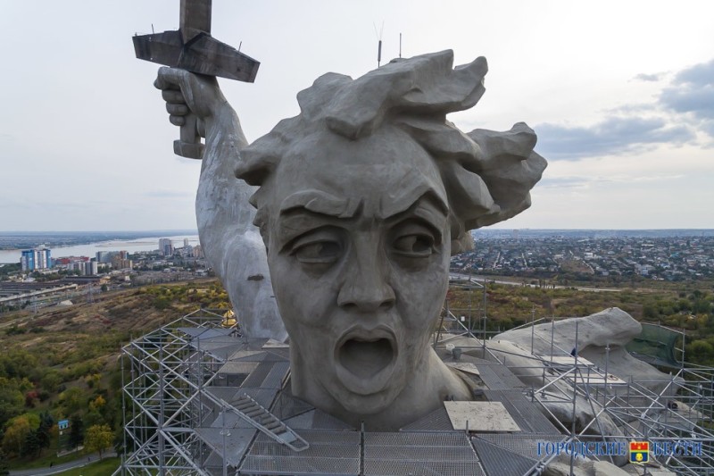 Create meme: volgograd motherland, The statue in Volgograd motherland, motherland monument in Volgograd