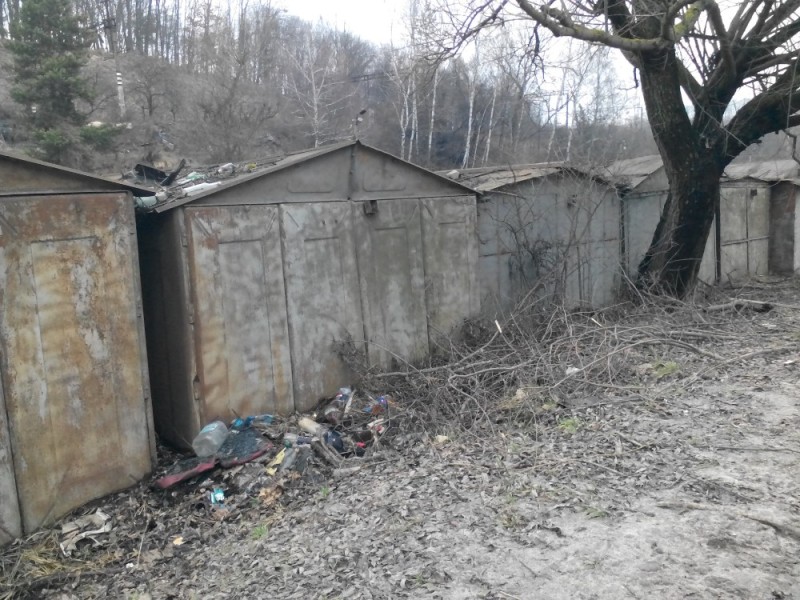 Создать мем: гараж металлический разборный, гараж во дворе, за гаражом