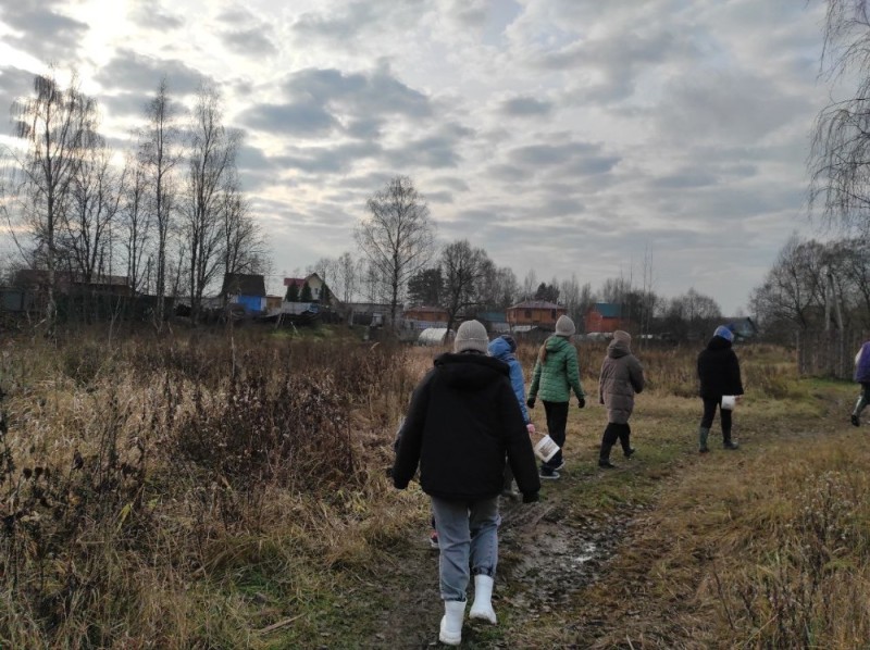 Создать мем: жители деревни, участок в деревне, земельного участка