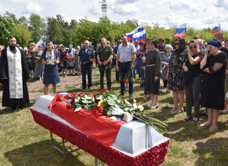 Создать мем: похороны военных, простились с погибшим в михайловском районе рязанской, церемония прощания