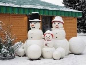 Создать мем: снеговик на улице, снеговики семья, дом снеговика
