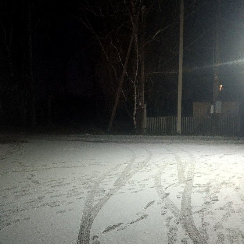 Создать мем: ночь улица фонарь, снег на трассе, освещение