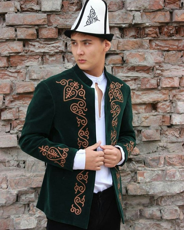 Create meme: kazakh clothing, kazakh men's suit, kazakh national costume for men